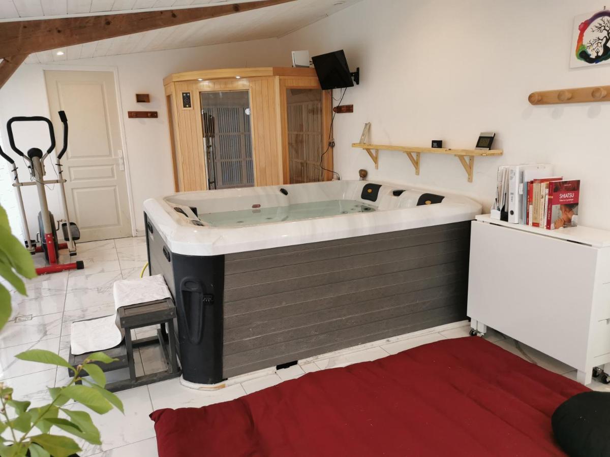 Logis Des Douves Bed and Breakfast Tiffauges Buitenkant foto